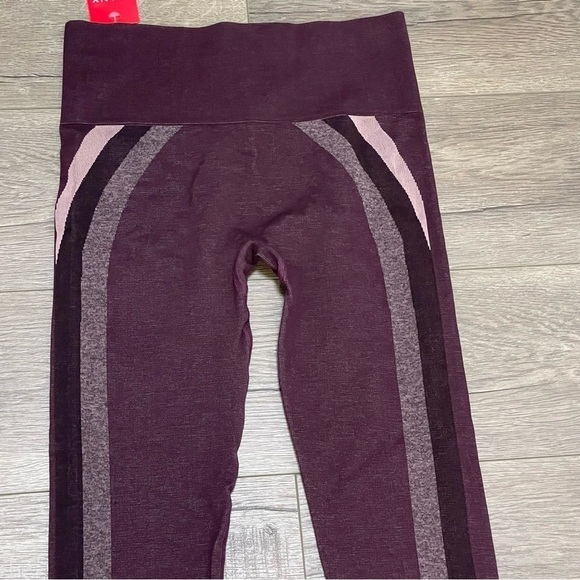 Spanx Seamless Track Stripe Leggings in Jammy Plum SZ Small NWT. - Picture 6 of 9